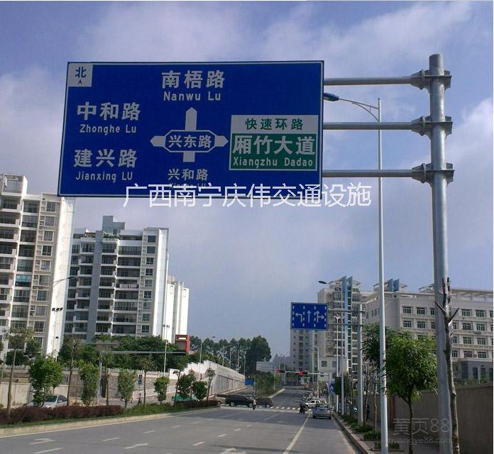 供应用于道路指示的广西反光标志牌厂家交通指示牌道路图片