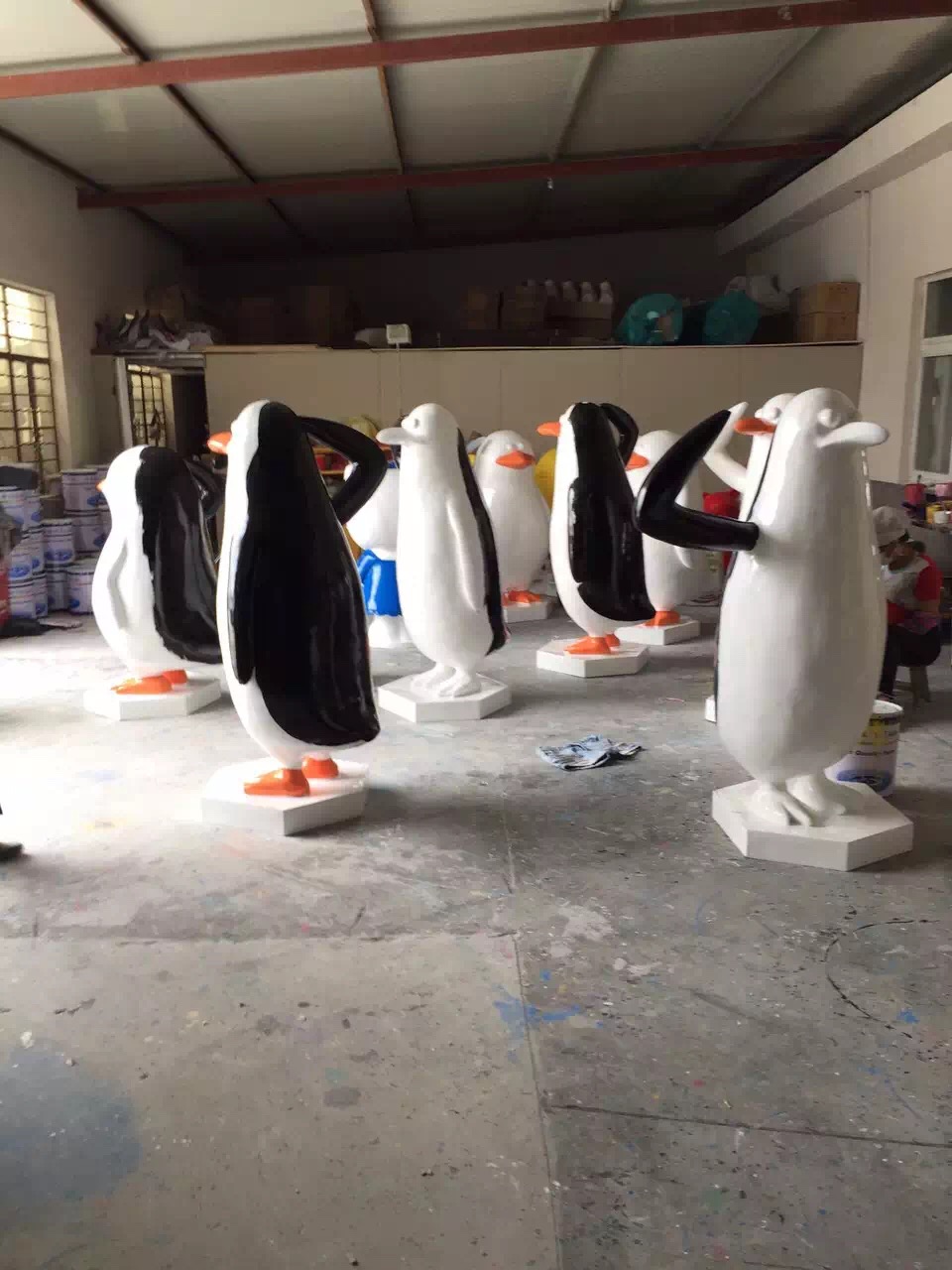 供应鄂州蓝胖子熊猫卡通雕塑模型供应商，熊猫哆啦A梦玻璃钢卡通雕塑租赁