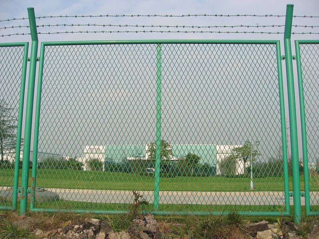 供应泰珲专业生产及安装球场围栏 护栏