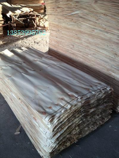 临沂市36尺松木面皮辐射松板皮厂家供应36尺松木面皮辐射松板皮