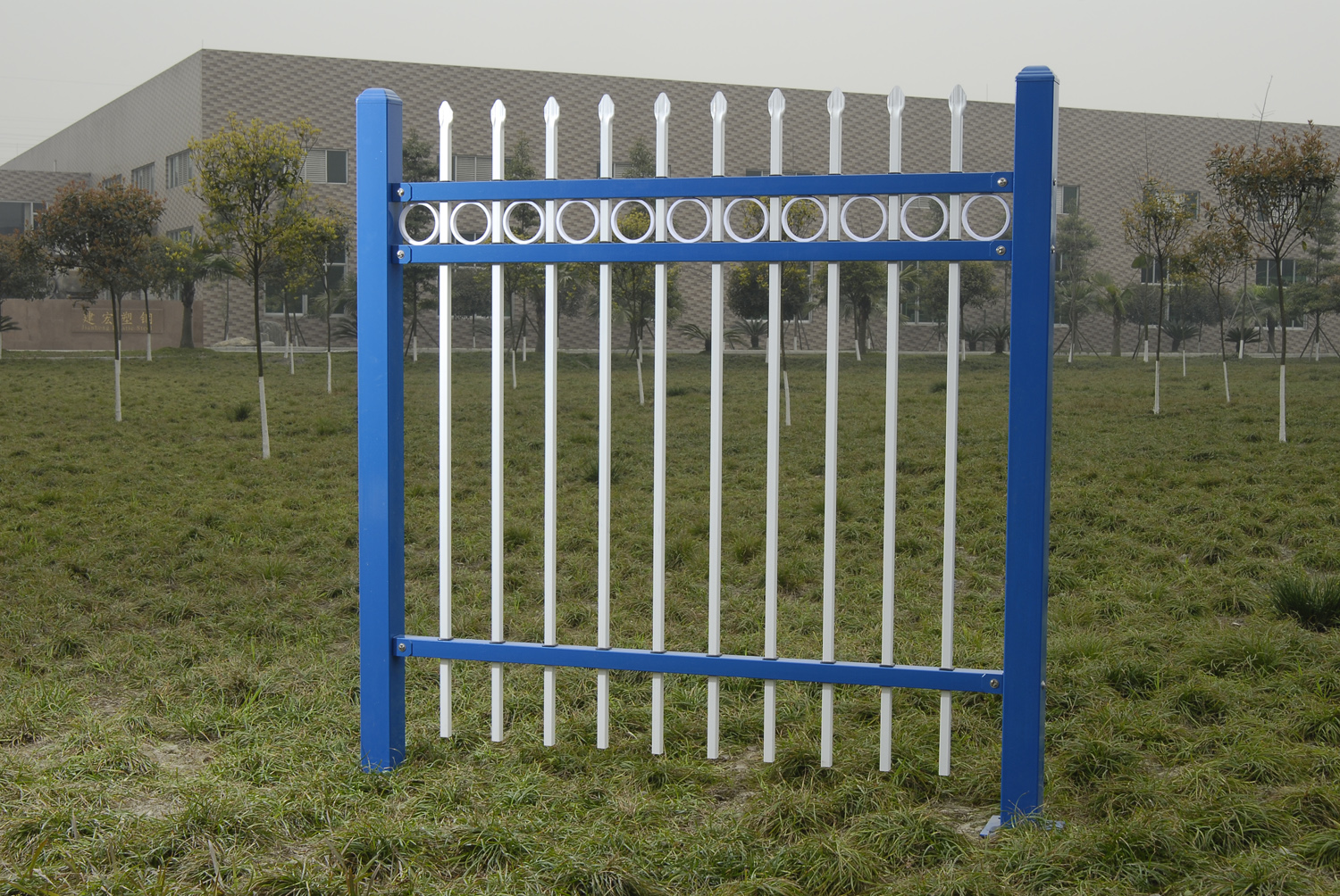 供应用于小区围栏的锌钢护栏网