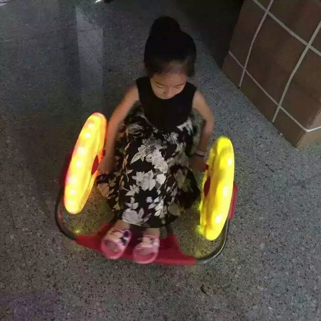 郑州市许昌儿童手摇扭扭滑行漂移车厂家供应许昌儿童手摇扭扭滑行漂移车，不用电，电池带闪灯360度旋转