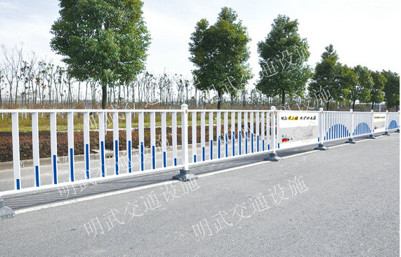 pvc隔离护栏 来宾pvc岸边隔离护栏 人行道隔离护栏 城市道路隔离护栏
