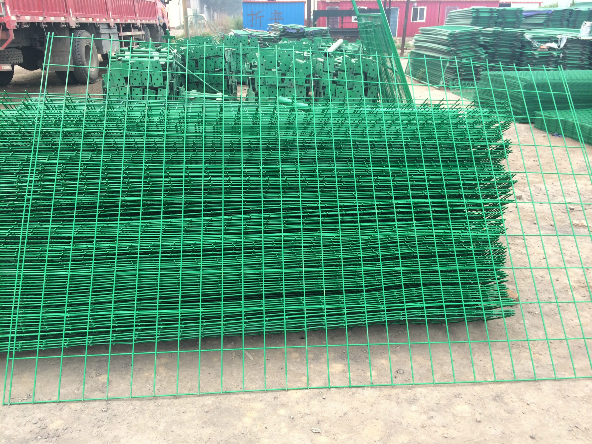 安平双边丝围栏网厂家直销 大量现货双边护栏网出售