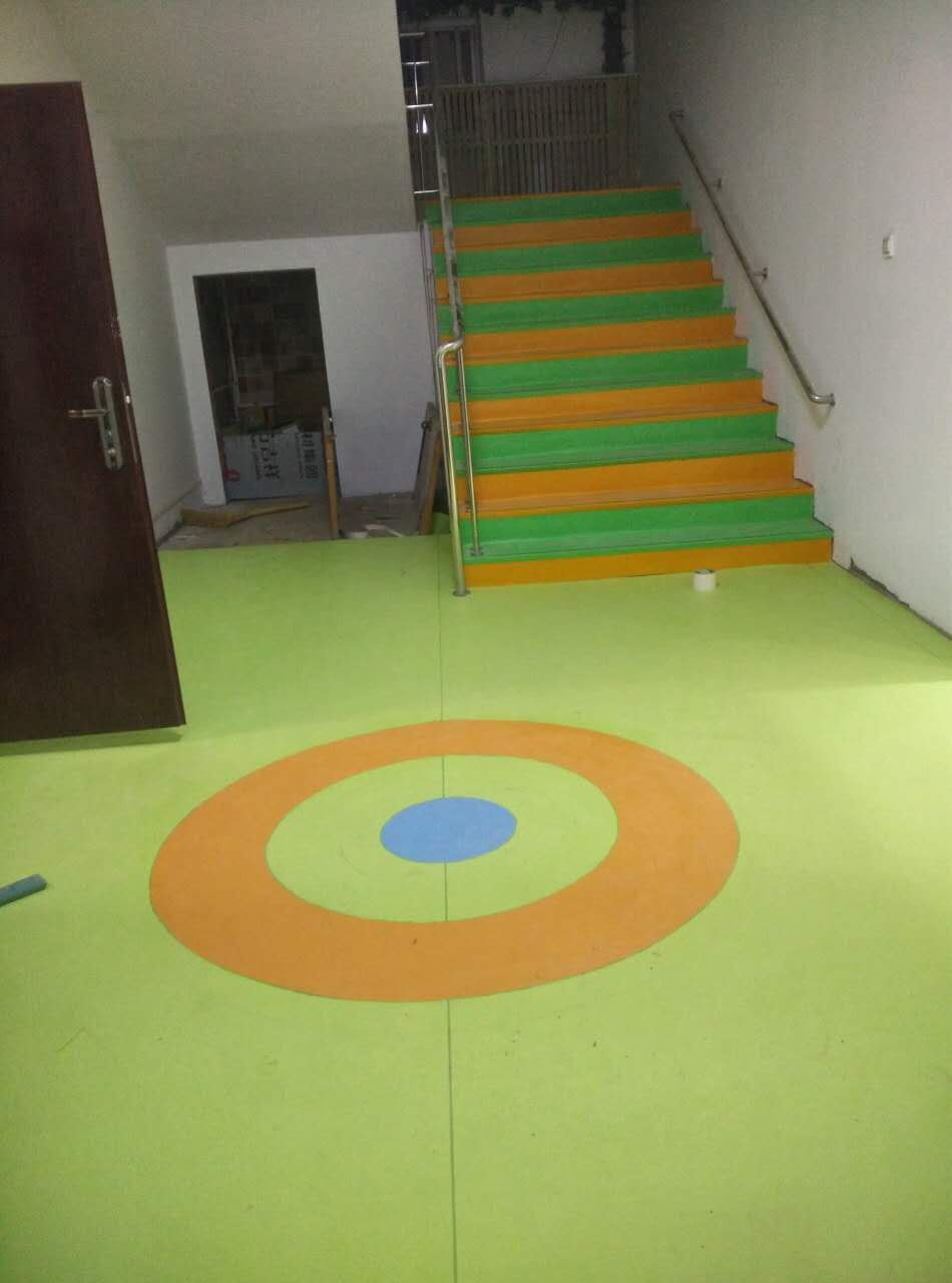 石家庄楼梯防滑垫 幼儿园PVC防滑垫 楼梯踏步塑胶地板图片