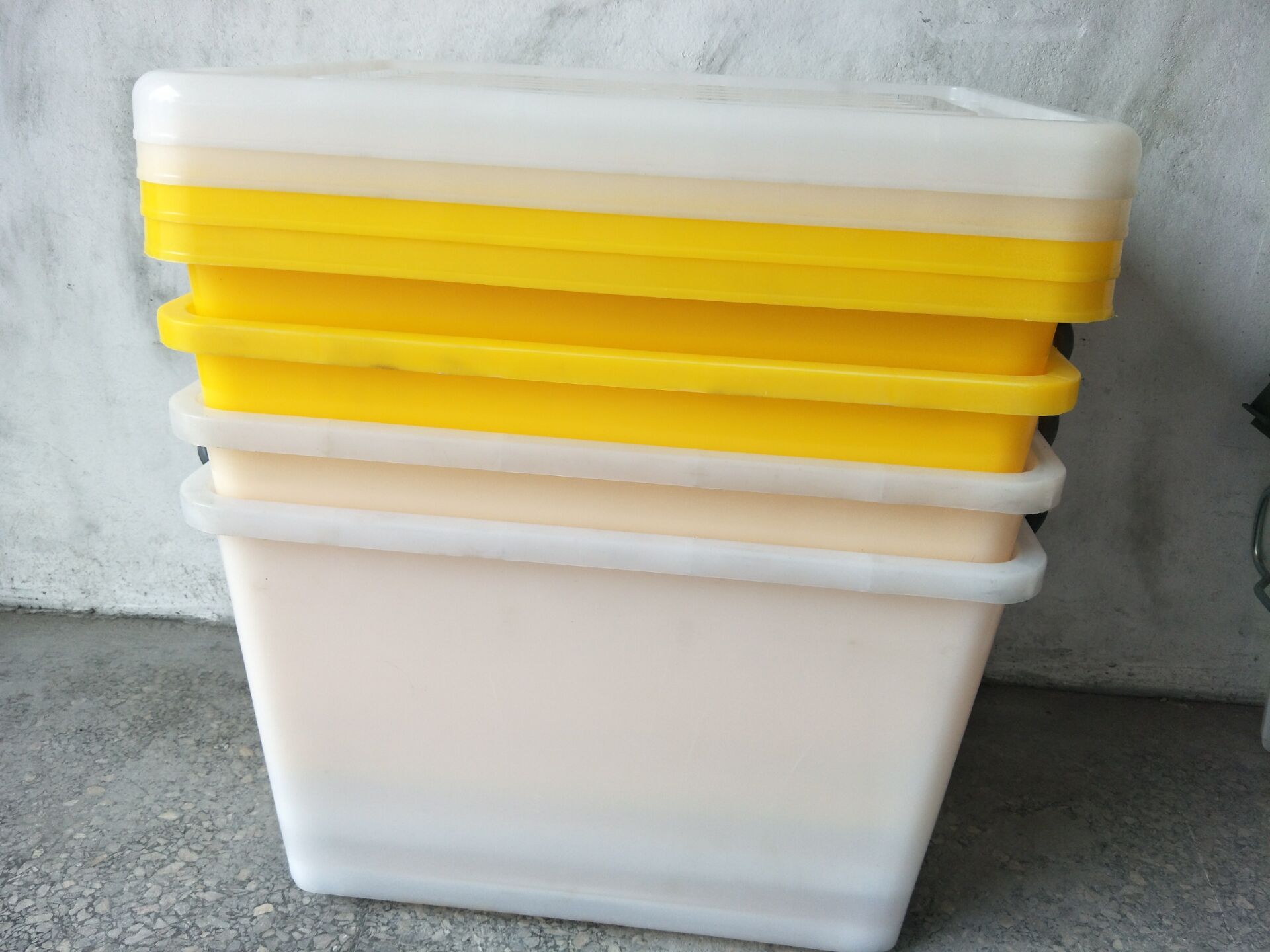 广东塑料收纳箱 塑胶储物箱价格  厂家直销加厚收纳箱 带轮子塑料衣物整理箱图片