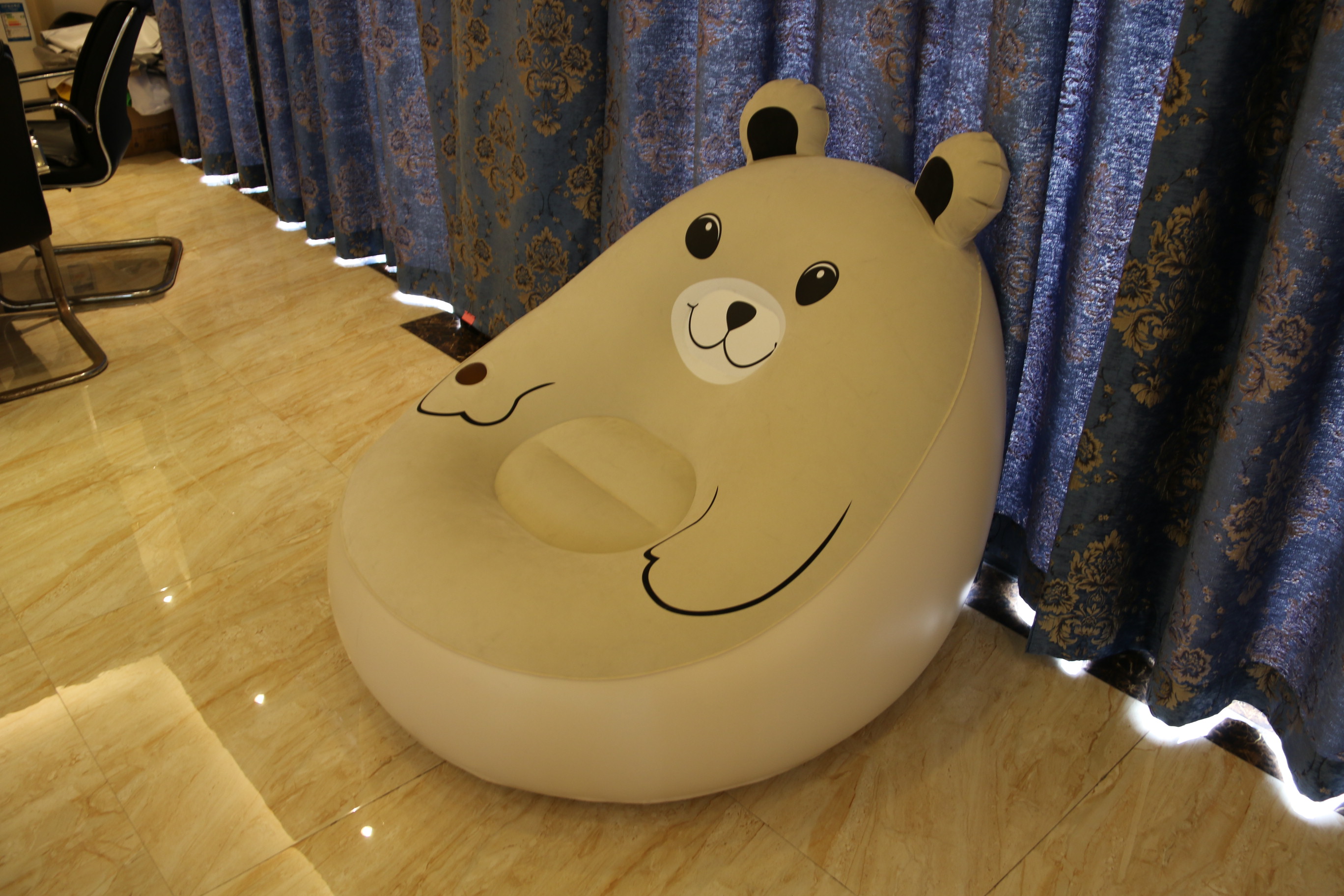 厂家直供PVC轻松熊懒人沙发，价格低廉 PVC充气轻松熊沙发图片