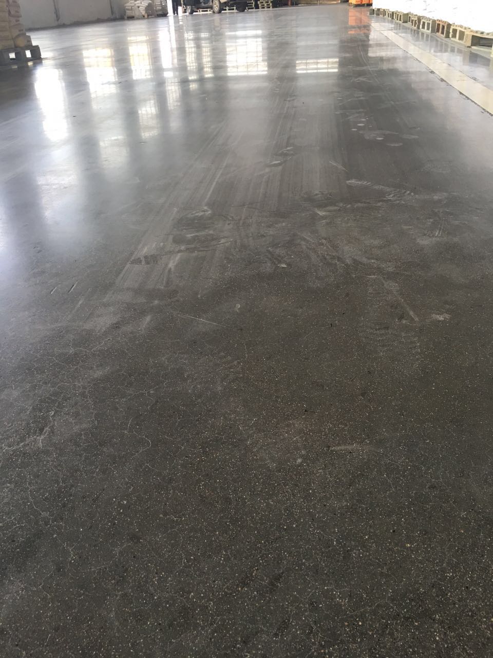 德州旧车间地面起砂交给密封固化剂厂家处理