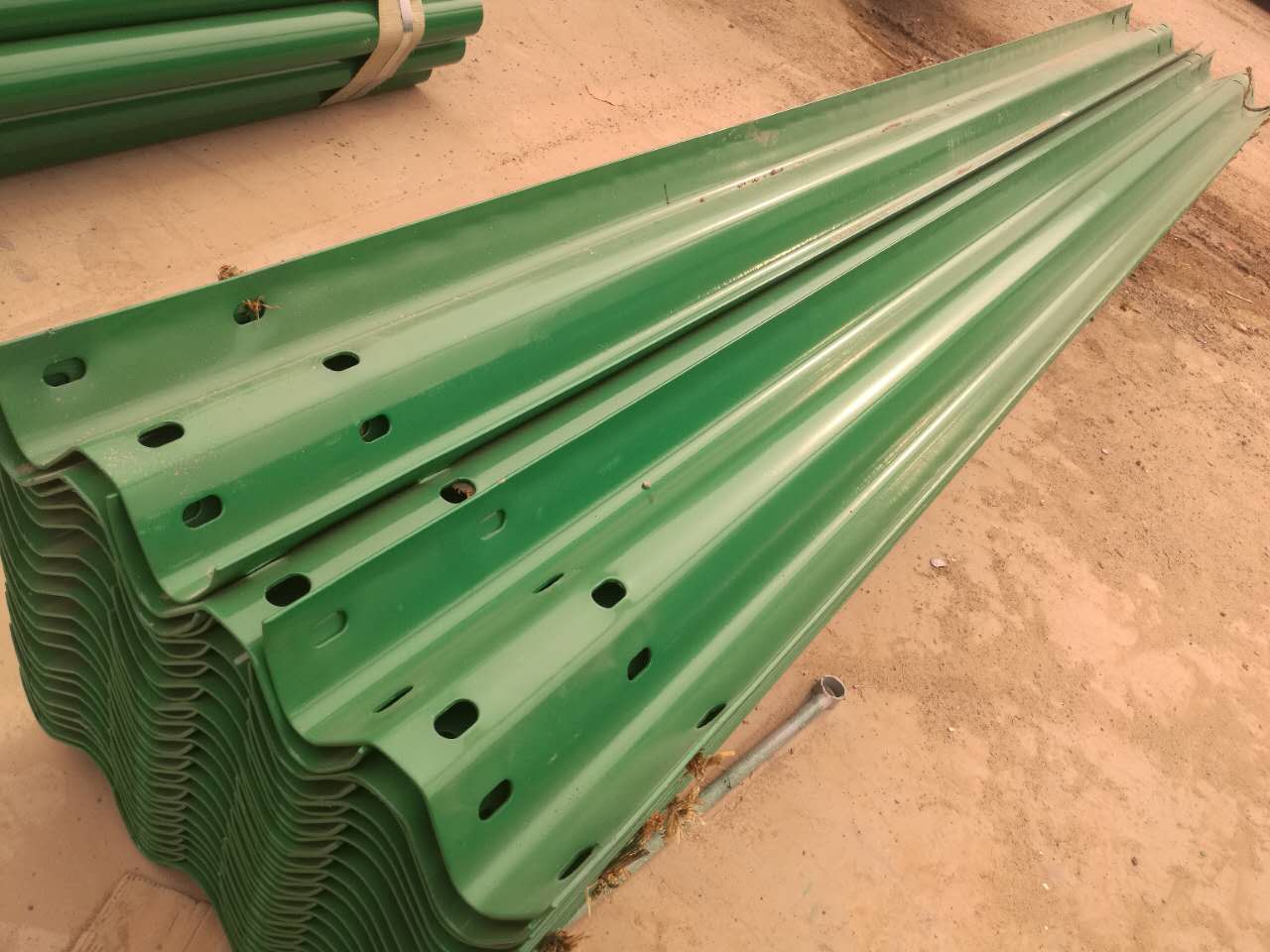 四川护栏板厂家，攀枝花护栏板价格，热镀锌喷塑Q235，绿色白色蓝色可选图片