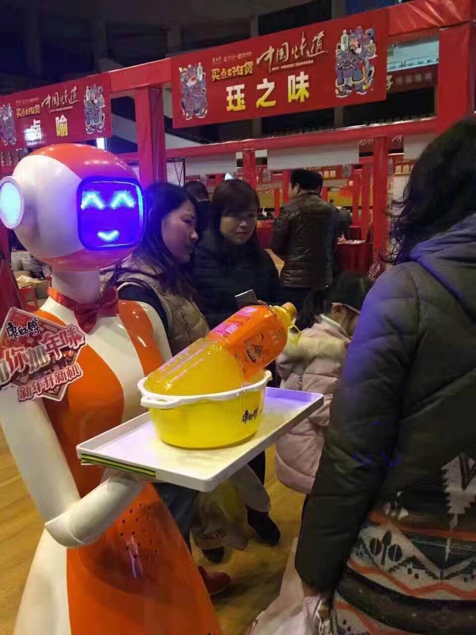 新升级播报菜品送餐机器人餐厅厂家批发