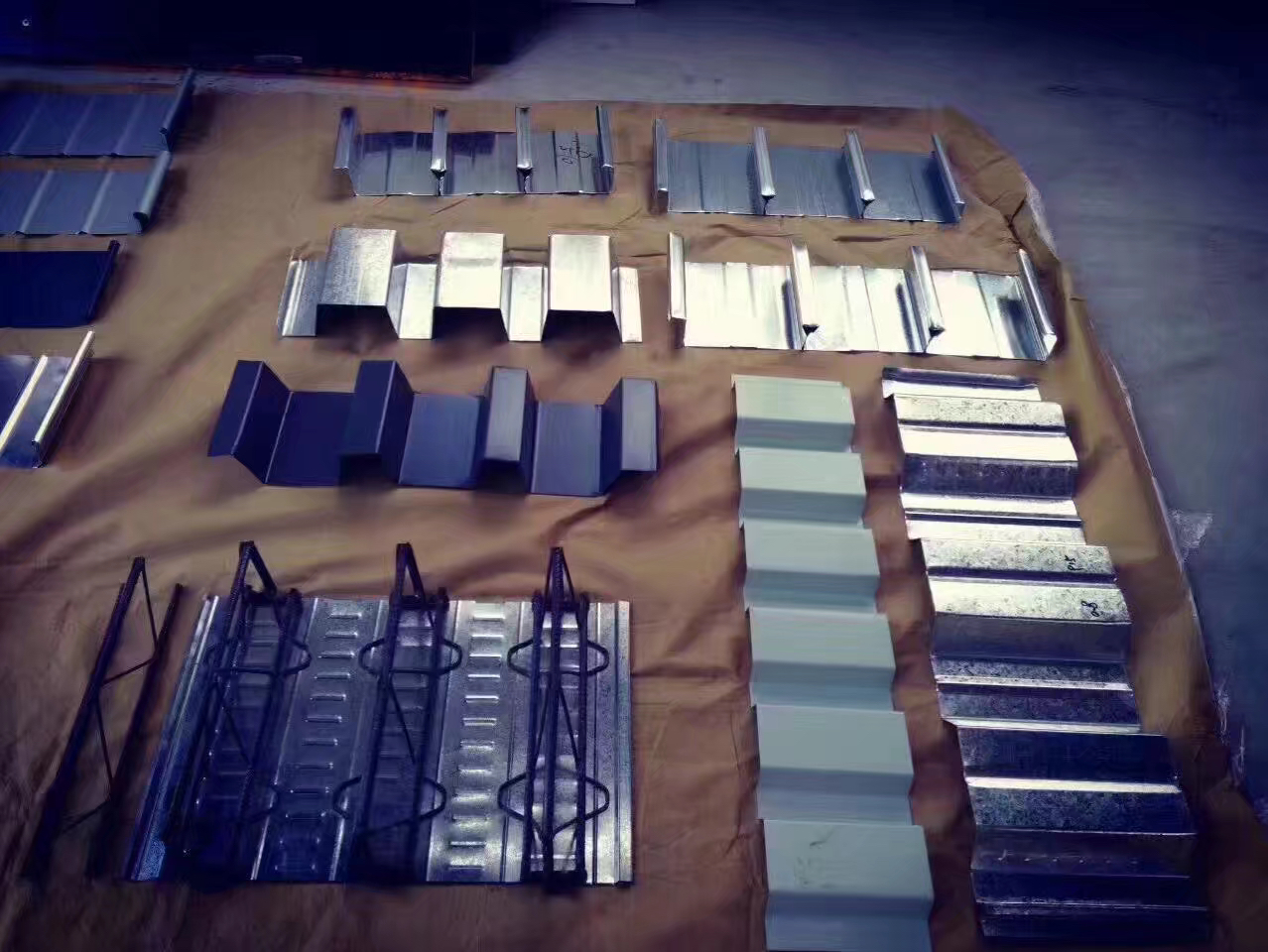 供应铝镁锰板钛锌板钢筋桁架楼承板图片