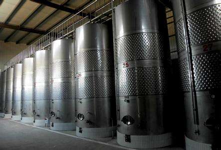 葡萄酒罐主要用于葡萄酒的发酵与储存图片