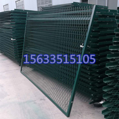 专业生产铁路钢板网防护栅栏 铁路线路防护栅栏（2012）8001标准 防护网图片
