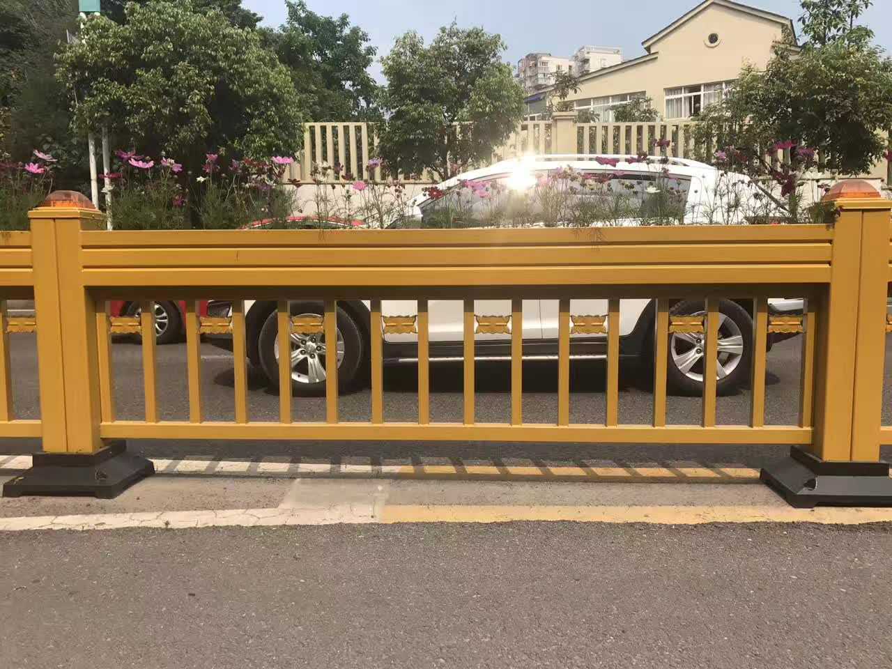 华禹护栏全国供应艺术型锌钢道路护栏组装式交通护栏