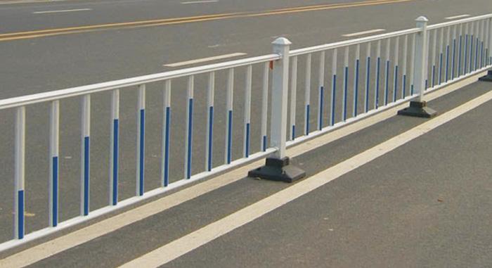 西安市政道路防护栏，锌钢交通围栏批发