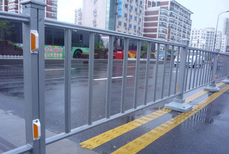 北京市长治弯弧防爬围栏，烤漆围墙栅栏厂家