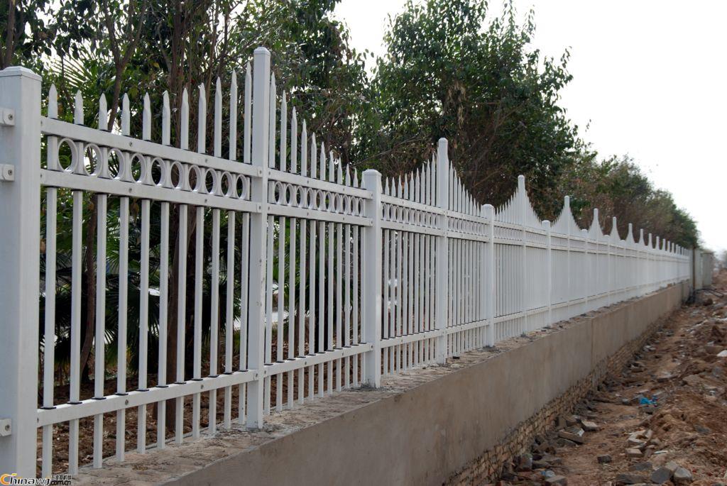 滨州铝艺别墅围栏，烤漆仿竹节围栏，组装围墙栅栏，仿木纹河道围栏