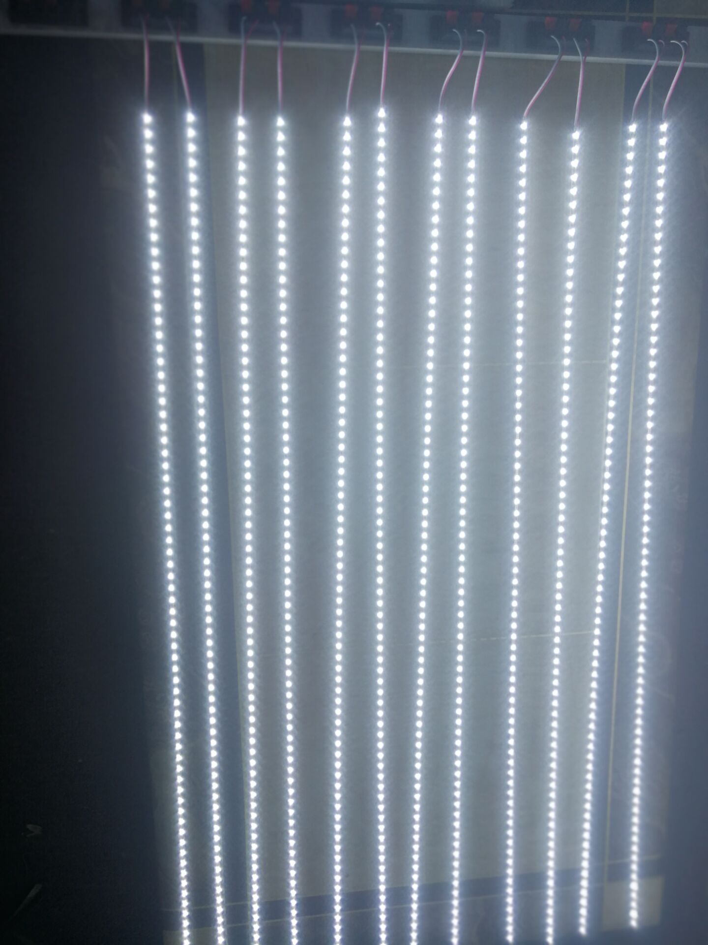 超薄广告UV软膜灯箱专用2835 LED硬灯条宽度仅4MM LED硬灯条宽度仅4MM灯箱灯条图片