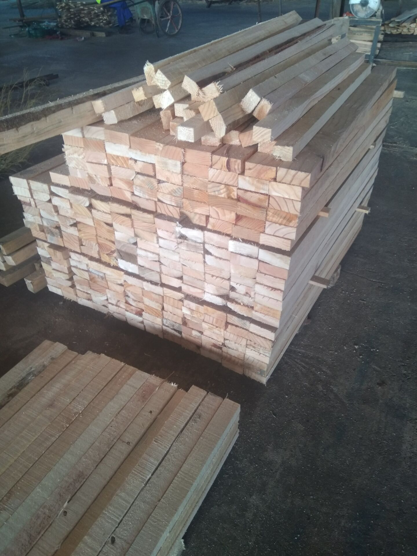 开封建筑木方条规格|铁杉图片