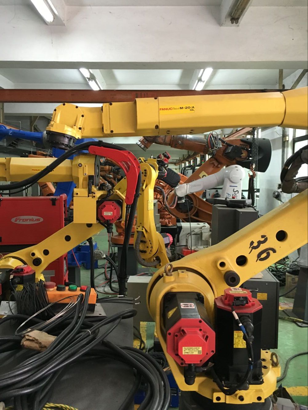 东莞回收机器人 机器人回收厂家 机器人回收报价 回收机器人 哪里回收机器人图片