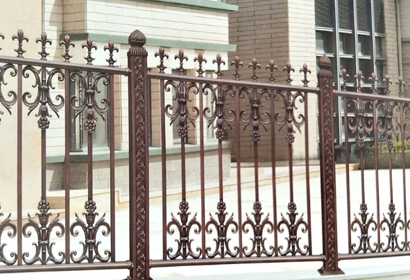 别墅小区庭院围墙铝合金欧式护栏 阳台护栏铝艺护栏图片