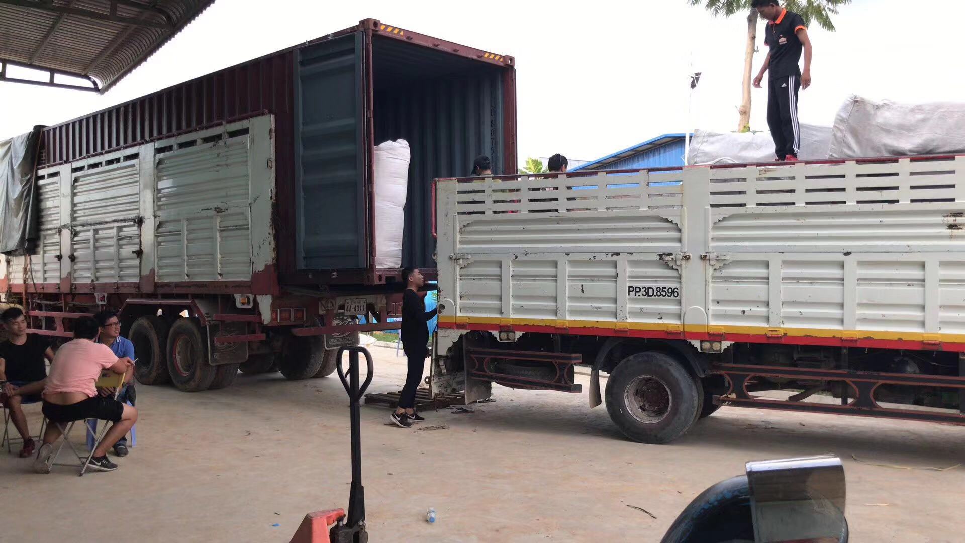中国国际陆运柬埔寨门到门货运专线图片