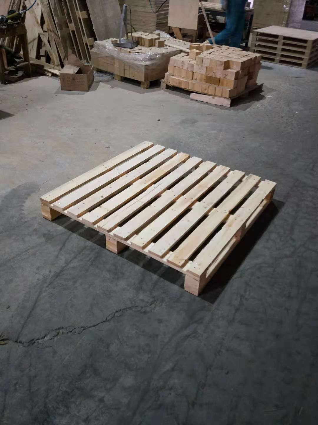 黄岛实木托盘出口熏蒸场站打托一条龙松木托盘牢固质量好