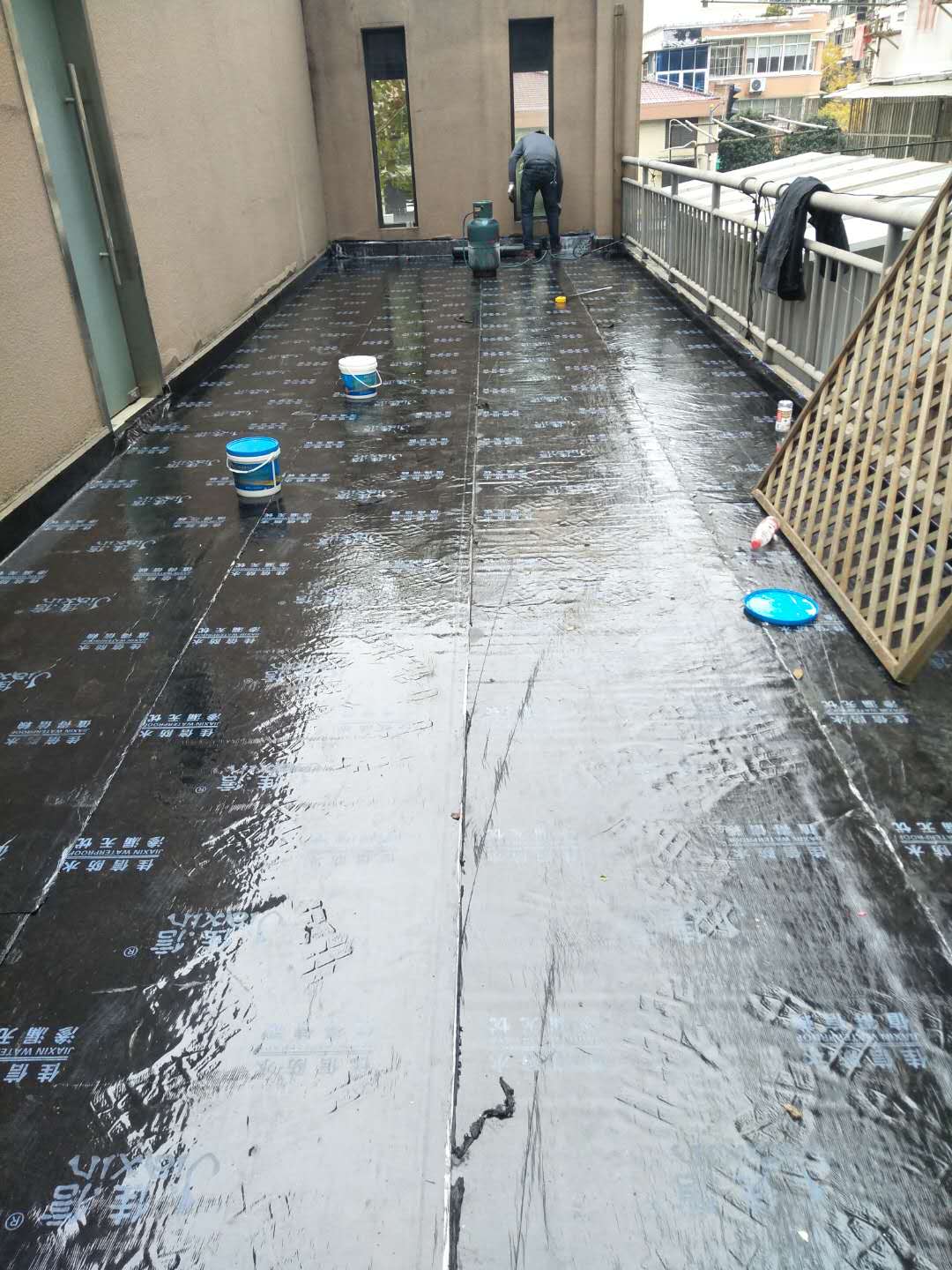 上海屋顶渗水漏水维修 屋顶补漏