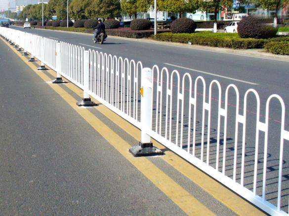 明朗京式护栏 u型护栏 道路隔离栏 公路交通护栏 马路隔离 隔离栏 隔离杆图片