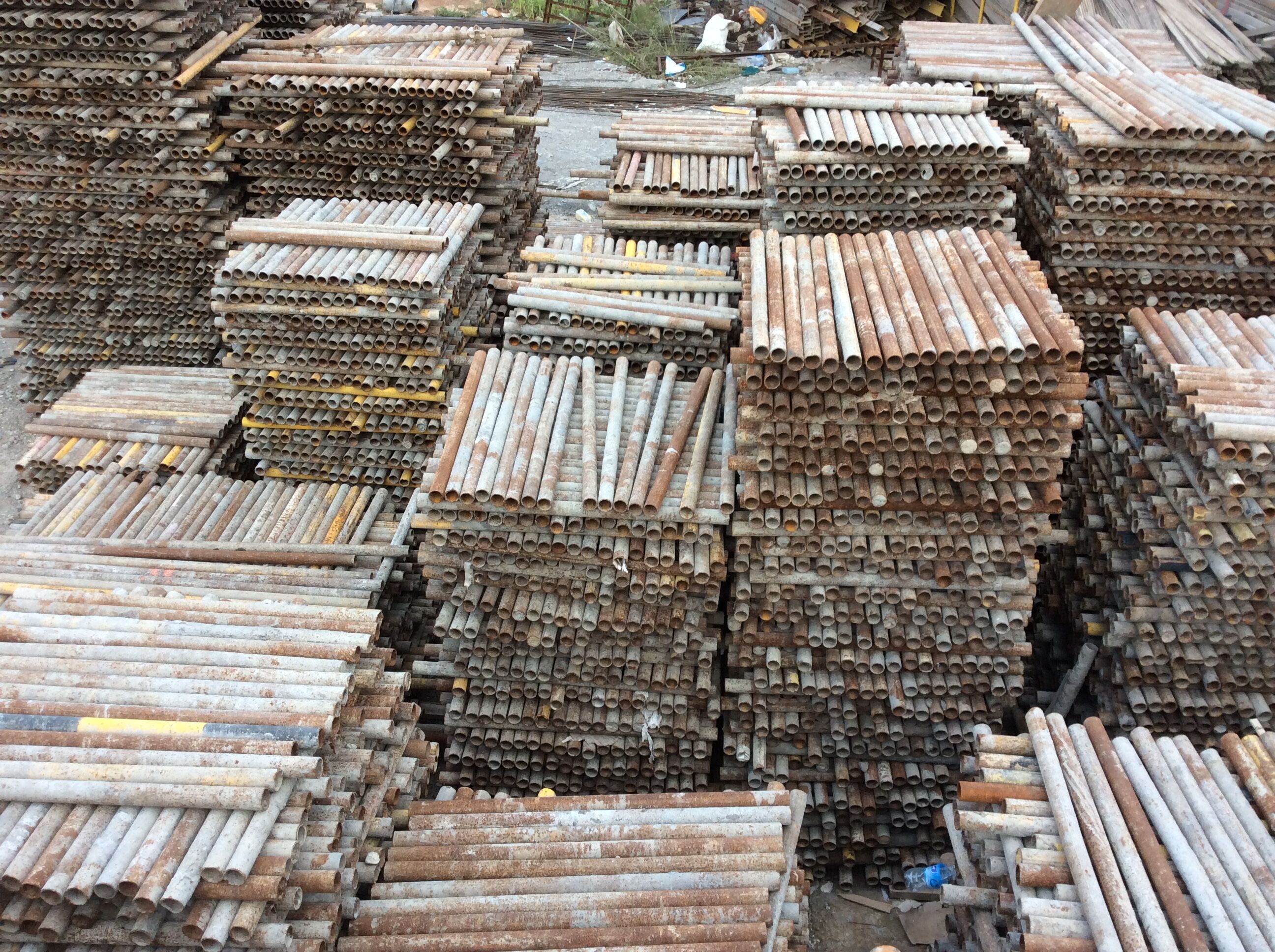 青海西宁钢管租赁公司，供西宁地区钢管扣件顶丝木架板图片