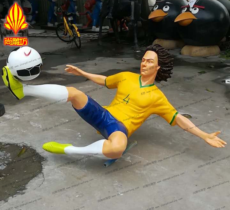 玻璃钢体育人物雕塑工艺品 巴西足球运动员大卫路易斯图片