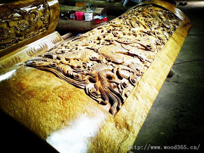 柳州楠都工艺品有限公司生产 批发金丝楠木棺材骨灰盒图片