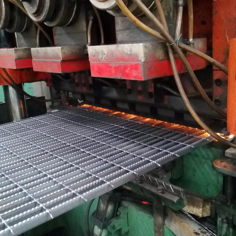供应区别手工焊接钢格板与压焊钢格板图片