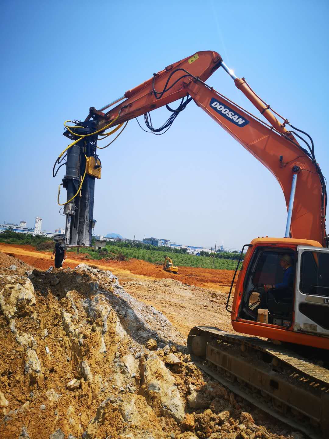 裂岩器 花岗岩裂岩器哪家好？沃源重工专业挖机改装裂岩器