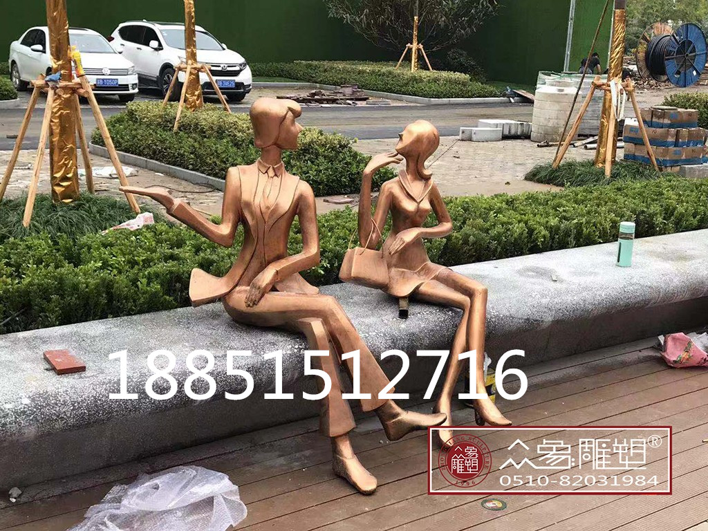 露天广场游玩玻璃钢仿铜人物雕塑图片