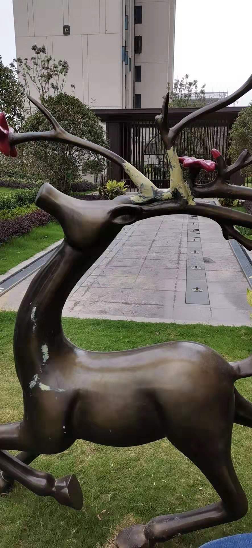 中山市玻璃钢动物鹿雕塑厂家园林装饰品仿真花鹿摆件公园景观花园玻璃钢动物鹿雕塑