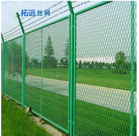 护栏网圈地围栏网 果园隔离栅双边丝护栏网 高速围栏网图片