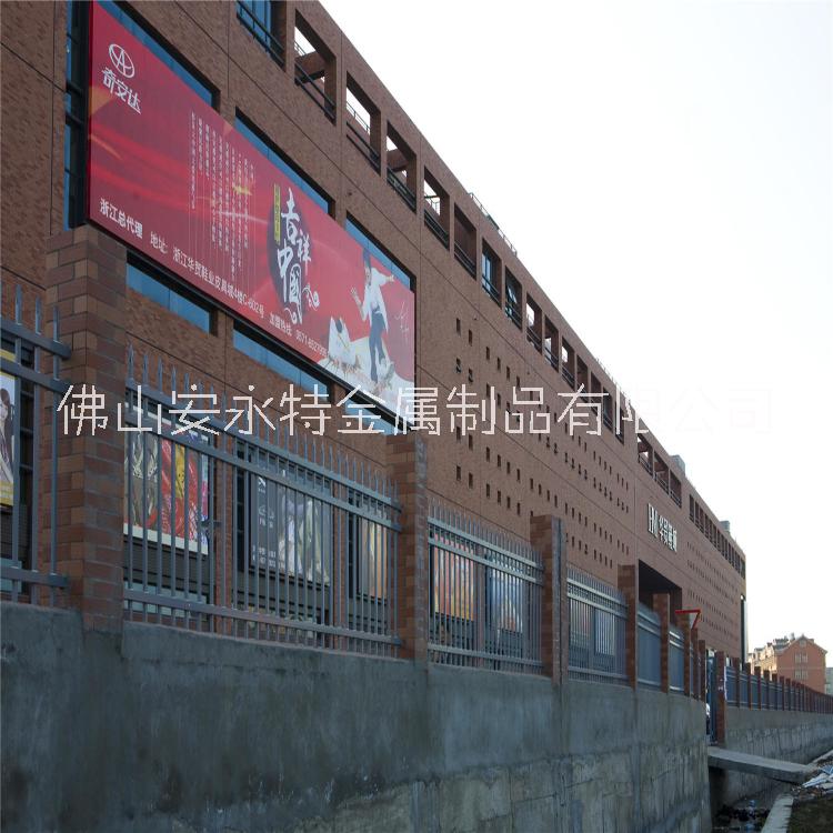 阳江锌钢围栏生产厂家 工地临时组装栏杆 锌钢铁艺栅栏图片