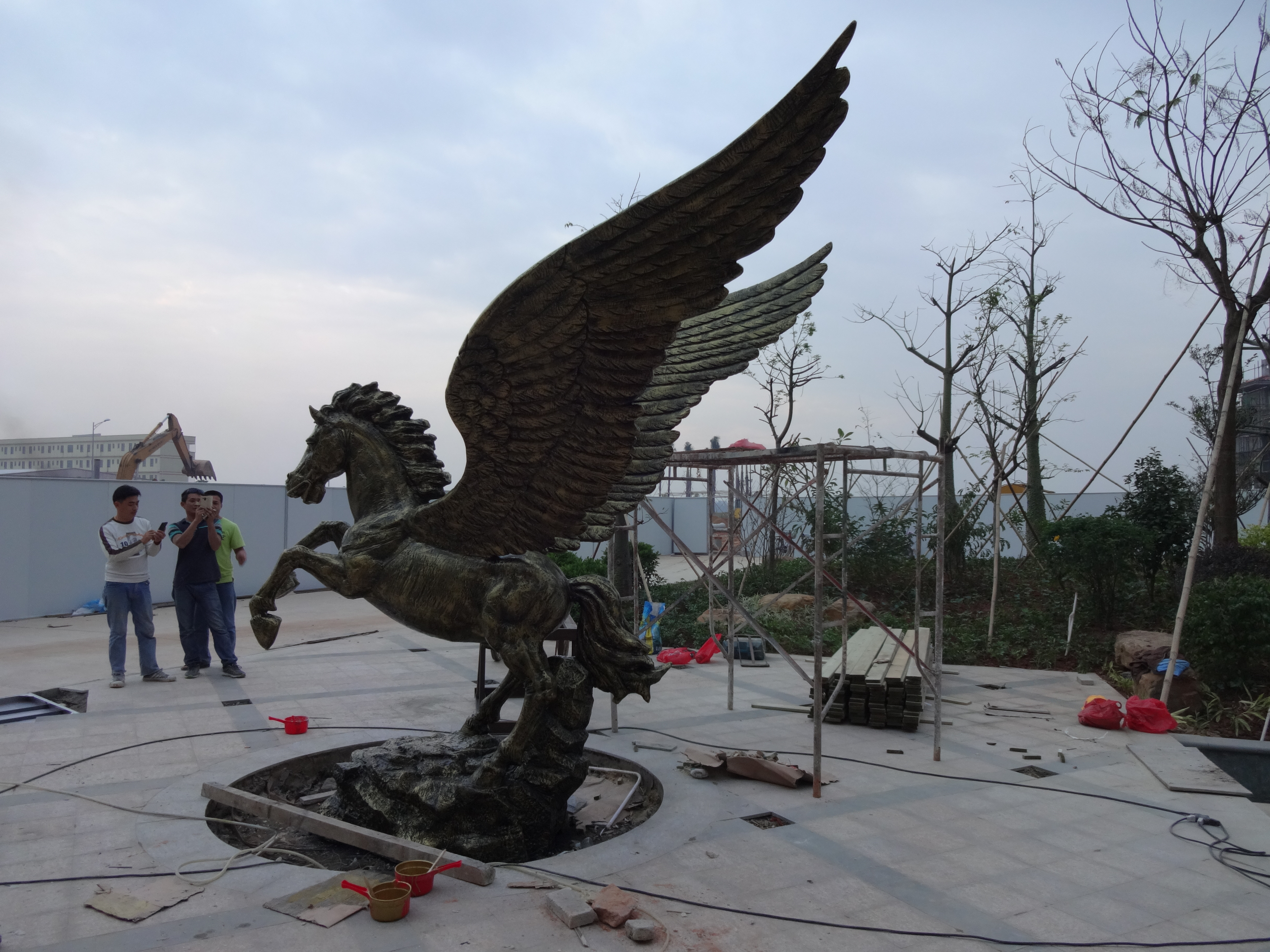 广州市铜马雕塑动物雕塑玻璃钢雕塑厂家