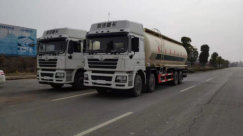 陕汽德龙40立方粉粒物料运输车批量送往云南水泥厂企业图片