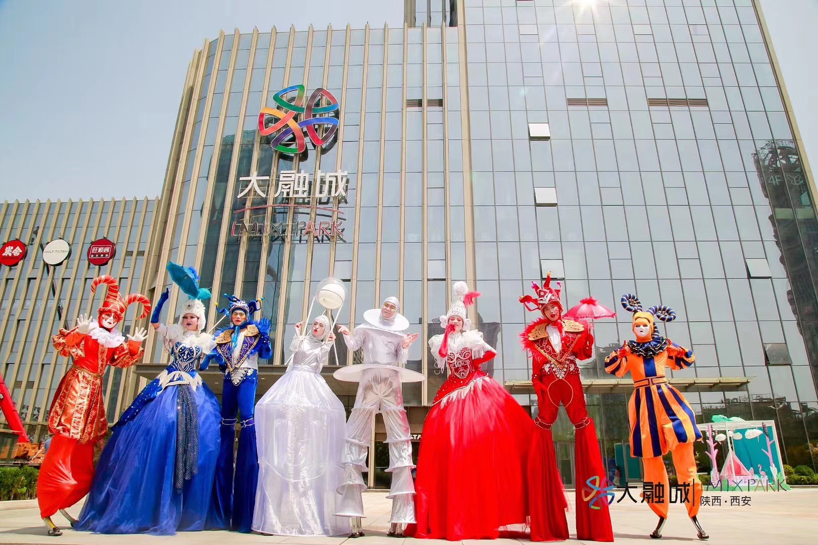 西安不倒翁道具租赁 兵马俑悬浮道具 悬浮人道具资料 高跷气球小丑表演图片