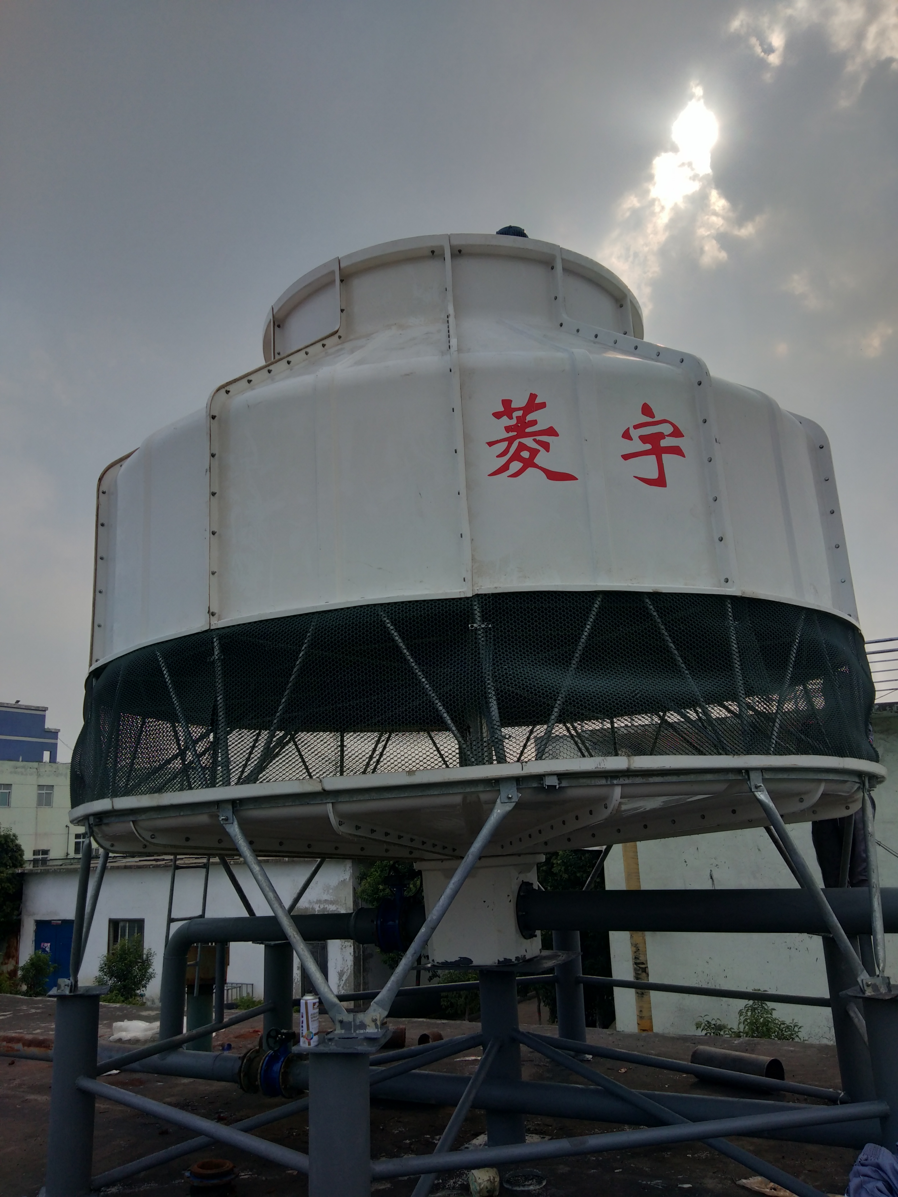 河南菱宇300吨圆形逆流玻冷却塔厂家销售方形圆形和封闭式的各种型号冷却塔图片