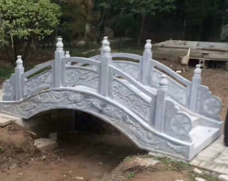 青石石拱桥 雕刻梅兰竹菊浮雕栏板 栏杆公园摆放
