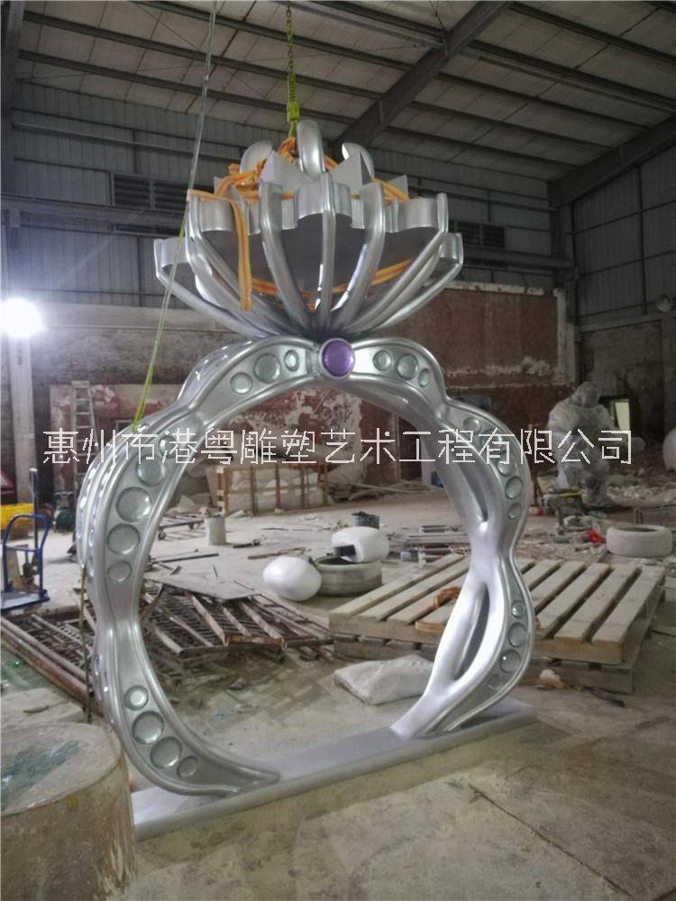 惠州市玻璃钢大型戒指婚戒雕塑厂家