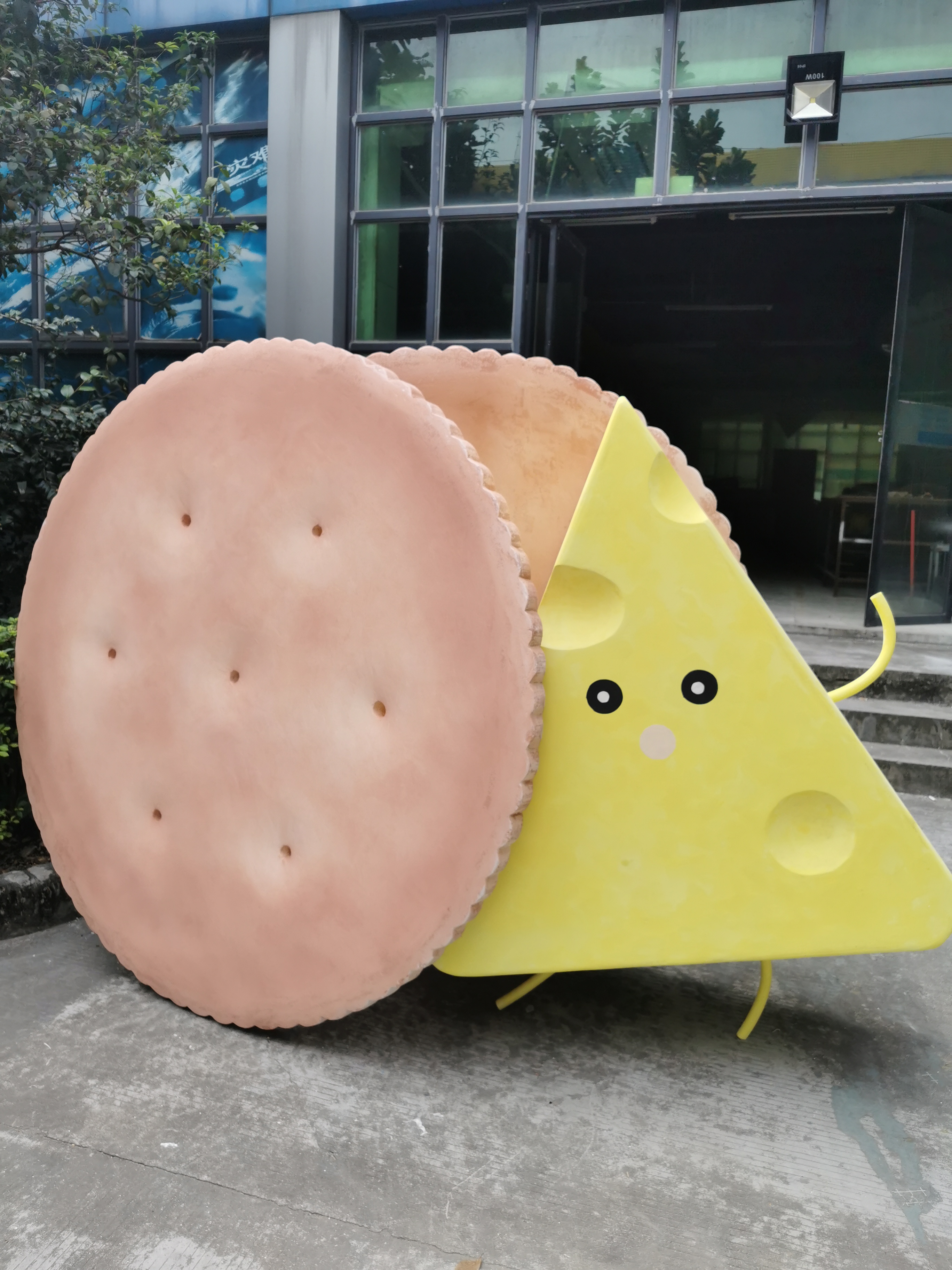 广州鎏芳商场美陈影视道具泡沫饼干雕塑着色方便图片