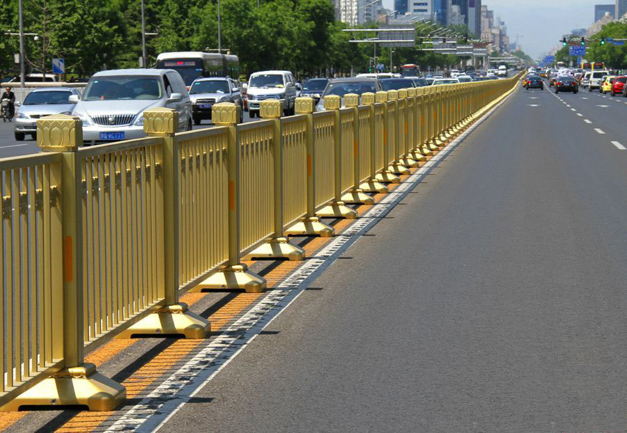金黄色市政道路护栏 金黄色莲花道路护栏图片