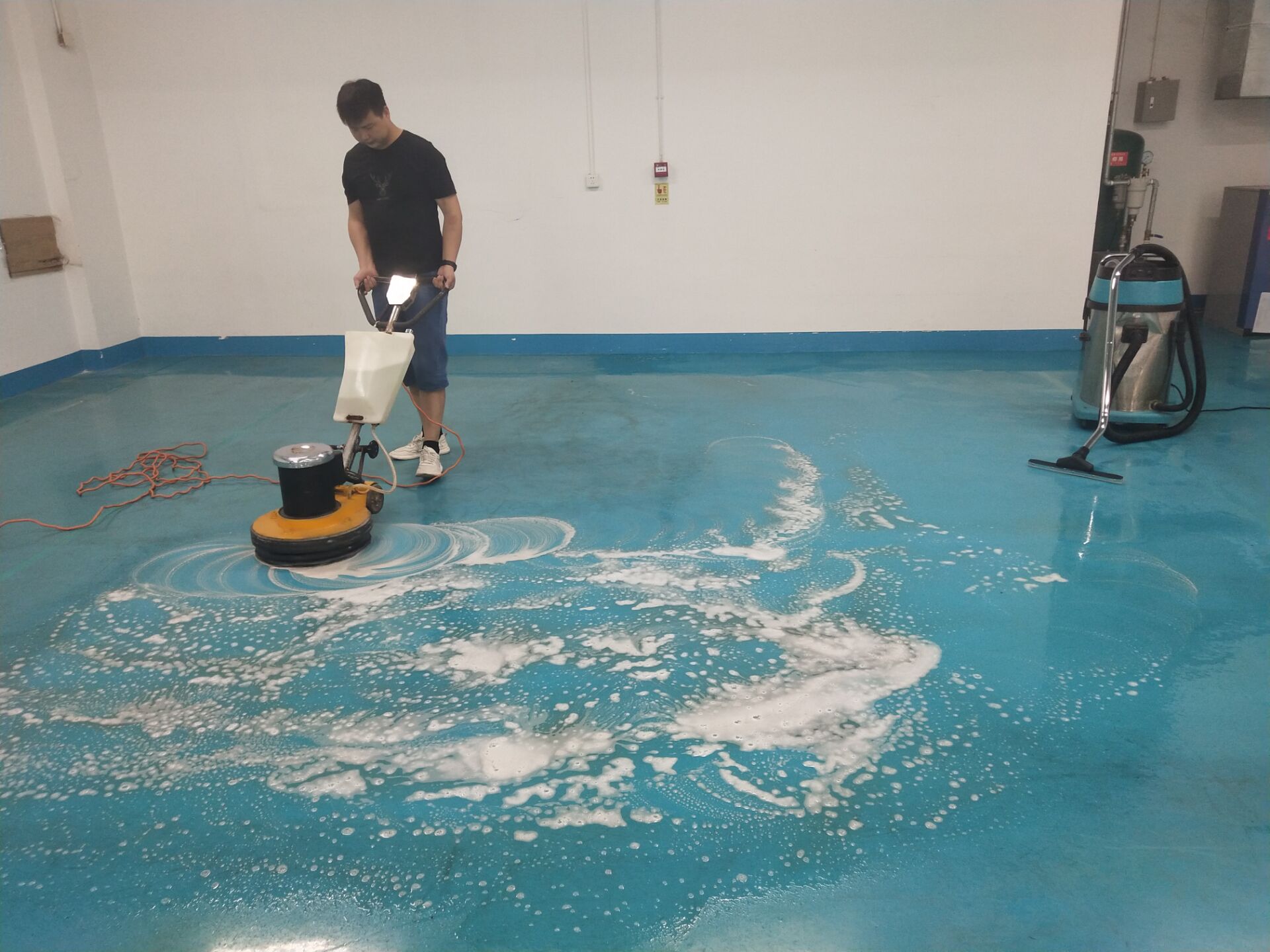 承接海珠区幼儿早教中心地板打蜡pvc胶地板清洁打蜡服务图片