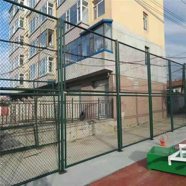 厂家生产篮球场围网 笼式足球场围栏 PVC勾花网护栏网    生产篮球场围网 笼式足球场