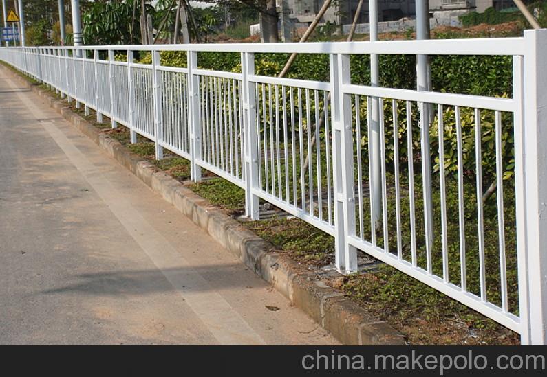 惠州甲型锌钢道路防撞护栏 黄金人行道护栏 道路分隔护栏批发图片