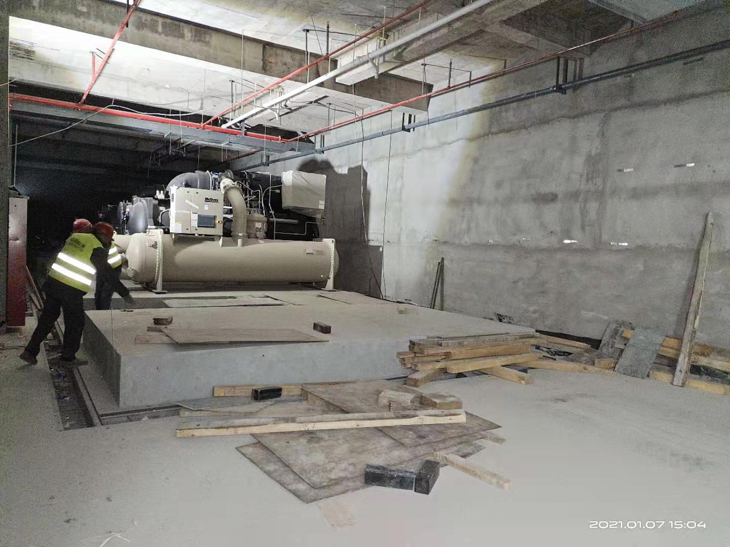 许昌市大件设备起重吊装，地下室冷水机组人工起重搬运就位公司图片